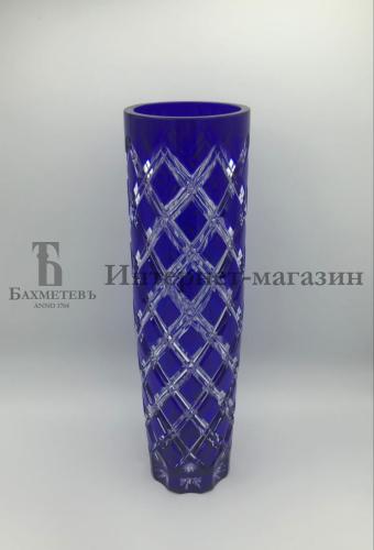 Синяя ваза для цветов с ромбами