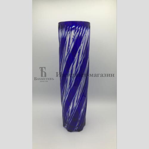 Синяя ваза для цветов с диагональными полосами